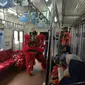 PT Kereta Commuter Indonesia (KCI) menyajikan pertunjukkan barongsai di hall Stasiun Kota Tua  dan di dalam rangkaian kereta komuter (KRL). (Liputan6.com/Delvira Hutabarat)