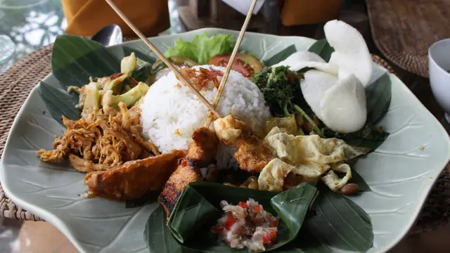 4 Tempat Makan Nasi Campur Terkenal di Bali, Enaknya Dijamin Nagih