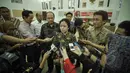 Menko Bidang Pembangunan Manusia Dan Kebudayaan (PMK) Puan Maharani memberikan keterangan seusai menyerahkan SPT pajak penghasilan di Kantor Kementerian PMK, Jakarta, Kamis (26/3/2015). (Liputan6.com/Faizal Fanani)