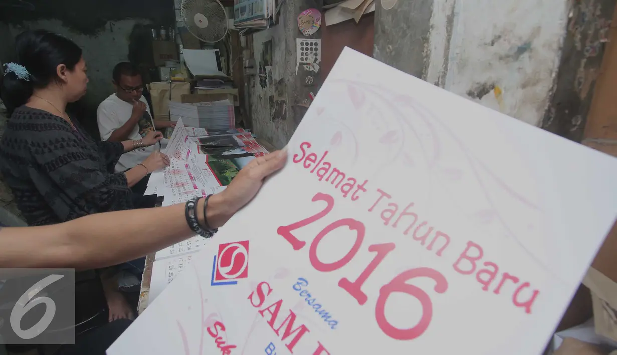 Pekerja memperlihatkan kalender 2016 di Jakarta, Rabu (25/11). Jelang taun 2016 permintaan pemesanan kalender meningkat sebesar 100%, mayoritas pemesanan berasal dari perkantoran dan hotel. (Liputan6.com/Angga Yunuar)