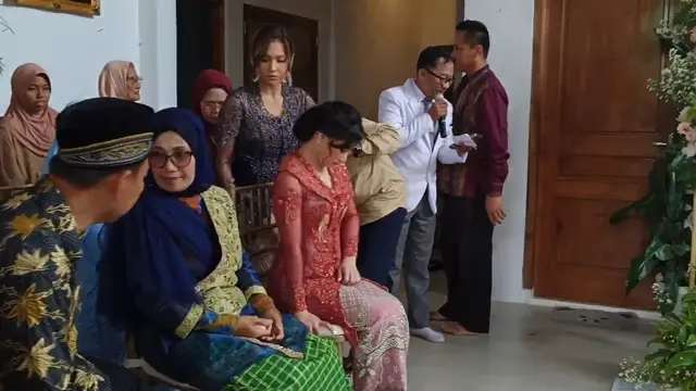 Indah Permatasari dan Nursyah sang ibu duduk bersebelahan ketika lamaran Sinta Mutiara (Foto: Youtube Nursyah Garden)