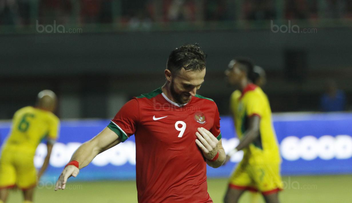 Striker Indonesia, Ilija Spasojevic, melakukan selebrasi usai mencetak gol ke gawang Guyana pada laga persahabatan di Stadion Patriot, Bekasi, Sabtu (25/11/2017). Indonesia menang 2-1 atas Guyana. (Bola.com/M Iqbal Ichsan)