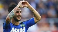 Penyerang Sassuolo, Matteo Politano melakukan selebrasi usai mencetak gol kegawang AC Milan pada liga Italia di San Siro, Milan (3/9). AC Milan menang dramatis atas Sassuolo dengan skor 4-3. (AFP Photo/Marco Bertorello)