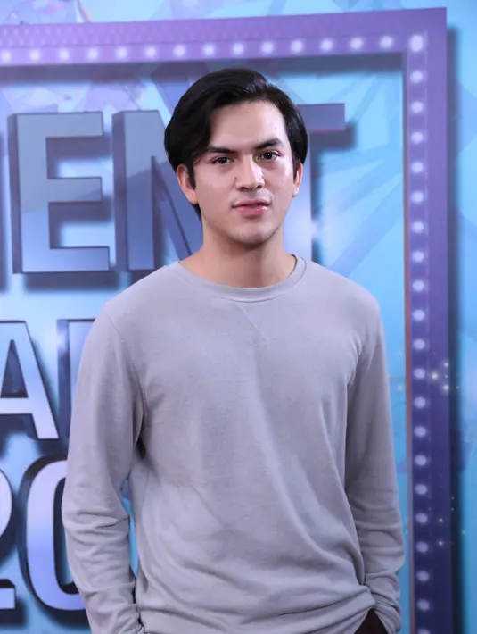 "Makasih untuk temen-temen yang udah dukung saya. Buat SCTV juga makasih," ucap Rizky Nazar saat menerima penghargaan di ajang Infotainment Awards 2017 di Studio 6 Emtek City, Daan Mogot, Jakarta Barat, Selasa (24/1/2017). (Adrian Putra/Bintang.com)