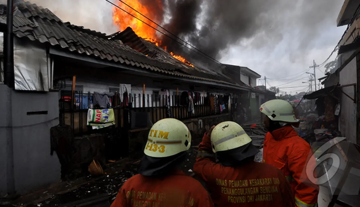 Pemukiman penduduk di belakang Bioskop Grand Senen, Jakarta Pusat mengalami kebakaran , Jakarta, Senin(19/1/2015).  (Liputan6.com/Miftahul Hayat)