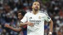 Ekspresi kecewa pemain Real Madrid, Kylian Mbappe saat laga lanjutan Liga Spanyol 2024/2025 melawan Barcelona di Santiago Bernabeu, Madrid, Spanyol, Minggu (27/10/2024) WIB. (AFP/Pierre-Philippe Marcou)