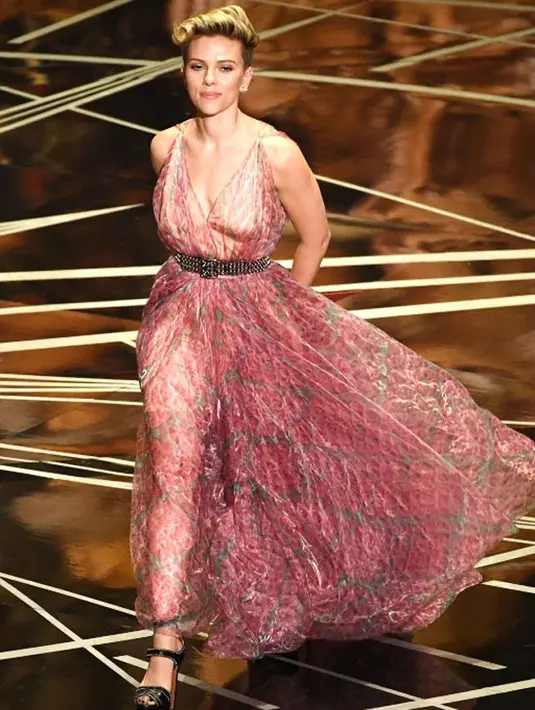 Ditemui oleh tim E! News, Scarjo mengakui sangat senang bertemu dengan Sam meskipun ia juga bercerita mendapat sindiran dan teguran dari aktor tersebut untuk tidak mengirimkan foto anaknya lagi. (AFP/Bintang.com)