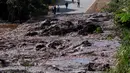 Banjir yang dipicu jebolnya bendungan menerjang jalan raya di Brumadinho, Brasil, Jumat (25/1). Aparat mengaku, kesempatan untuk menemukan korban dalam kondisi bernyawa kian tipis. (Leo Drumond/Nitro via AP)