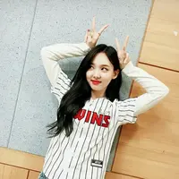 Siapa sih yang tak kenal dengan Nayeon Twice? Tak hanya suara yang merdu, ia juga punya wajah yang cantik menawan. Namun siapa yang menyangka jika di balik wajah cantiknya, ternyata ia punya kebiasaan aneh. (Foto: instagram.com/twicenayeon)