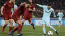 Striker  Barcelona, Lionel Messi, melepaskan tendangan ke gawang AS Roma pada laga leg kedua perempat final Liga Champions, di Stadion Olimpico, Selasa (10/4/2018). AS Roma menang 3-0 atas Barcelona. (AP/Andrew Medichini)