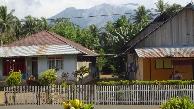 Gunung Ibu dari Desa Goin