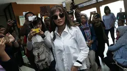 Pemain sinetron Kirana Larasati saat memasuki gedung Pengadilan Negeri Jakarta Selatan, Kamis (18/5). Kirana Larasati menjalankan sidang perdana cerai tanpa dihadiri suaminya Tama Gandjar dengan agenda mediasi. (Liputan6.com/Herman Zakharia)
