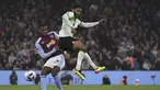 Penyerang Aston Villa Jhon Duran berebut bola dengan bek Liverpool Joe Gomez pada laga pekan 37 Liga Inggris 2023/2024 di Villa Park, Selasa (14/5/2024) dini hari WIB. (AP Photo/Rui Vieira)
