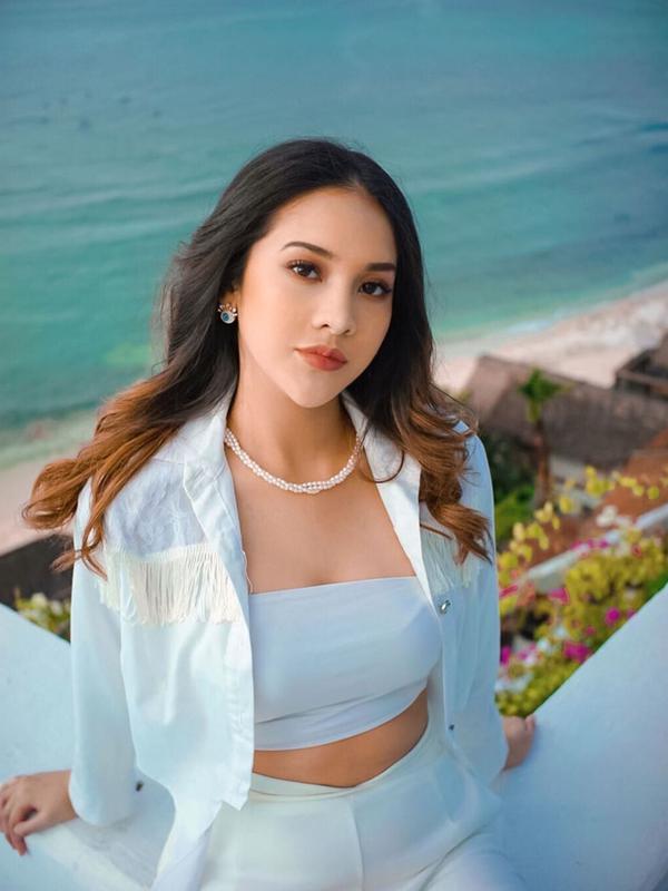 Menikmati liburan, rekan duet Rizky Febian ini tampil cantik dan modis dengan busana atasan tube top serba putih. Tampil memesona, tak heran jika dirinya diidolakan banyak orang. (Liputan6.com/IG/@anyageraldine)
