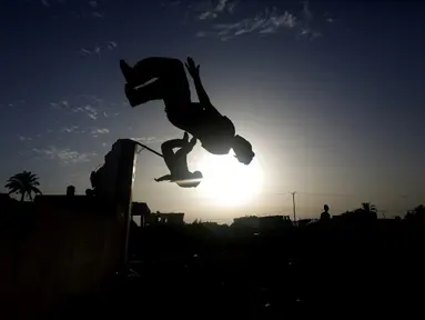   Para remaja Palestina menyukai olahraga Parkour. Foto diambil pada Jumat (14/11/2014) (AFP Photo/Mohammed Abed)