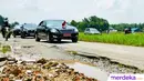 Presiden Jokowi menuturkan, Kementerian PUPR akan mengambil alih perbaikan jalan di daerah, apabila provinsi atau kabupaten tersebut merasa tidak mampu untuk melakukan perbaikan.