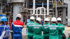 Jurnalis foto mengabadikan kawasan kilang pengolahan minyak Pertamina (RU V) di Balikpapan, Kalimantan, Kamis (14/5). Untuk mengabadikan mereka diwajibkan menggunakan perlengkapan keselamatan kerja yang sudah ditentukan. (Liputan6.com/Fery Pradolo)