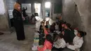 Di dalam tenda-tenda darurat, kamp pengungsi Jabalia, Jalur Gaza Utara, Sekolah Mada tetap beroperasi sebagai fasilitas pendidikan darurat di tengah konflik Israel dan Hamas yang masih berlangsung di Gaza. Tampak dalam foto, anak-anak pengungsi Palestina mengikuti belajar mengajar di dalam tenda di Sekolah Mada, kamp pengungsi Jabalia, Jalur Gaza Utara pada 13 April 2026. (Omar AL-QATTAA/AFP)