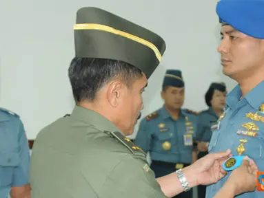 Citizen6, Surabaya: Bertindak sebagai Inspektur Upacara, Kapusdiklat Bahasa Kemhan Brigjen TNI Yoedhi Swastanto, menyematkan tanda siswa kepada salah satu personel TNI AL. (Pengirim: Kobangdikal).