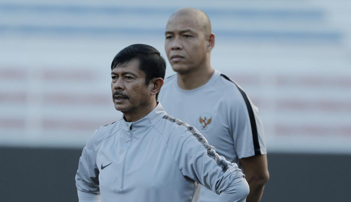 Pelatih Timnas Indonesia U-22, Indra Sjafri, mengamati pemainnya saat latihan di Stadion Rizal Memorial, Manila, Rabu (27/11). Latihan ini persiapan jelang laga SEA Games 2019 melawan Singapura U-22. (Bola.com/M Iqbal Ichsan)