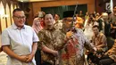 Ketua Umum PBNU KH Said Aqil Siroj menunjukan keris  dalam acara Silaturrahim Kebudayaan di Gedung PBNU, Jakarta (28/7). Tema acara tersebut Meneguhkan Kebudayaan Bangsa, Memperkuat Keutuhan Negara Kesatuan RI. (Liputan6.com/Faizal Fanani)