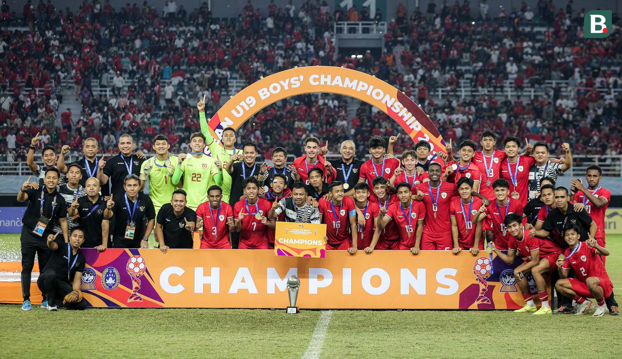 <p>Selebrasi skuad Timnas Indonesia U-19 dengan trofi juara Piala AFF U-19 2024 usai mengalahkan Thailand U-19 pada laga final di Stadion Gelora Bung Tomo, Surabaya, Senin (29/7/2024). (Bola.com/Bagaskara Lazuardi)</p>