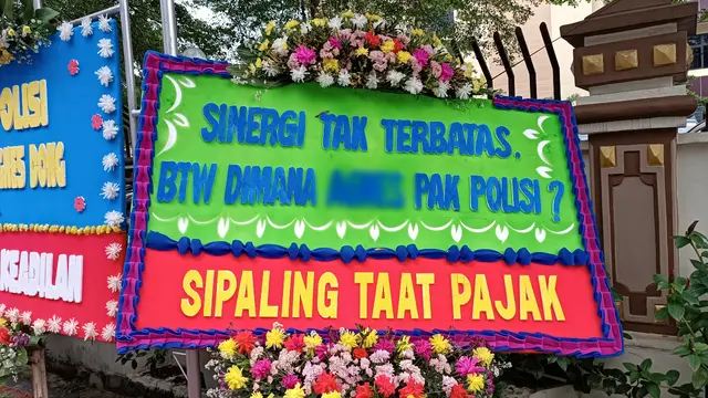 Sejumlah karangan bunga yang berjajar di depan Mapolres Metro Jakarta Selatan, terkait kasus Mario Dandy dan pacarnya, AG