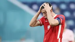 Robert Lewandowski - Peraih sepatu emas Eropa ini merupakan salah satu predator ganas di ajang Euro 2020. Meski mampu mengemas tiga gol, namun Lewandowski tak mampu menolong Polandia melangkah lebih jauh di Piala Eropa kali ini. (AP/Kirill Kudryavtsev, Pool)