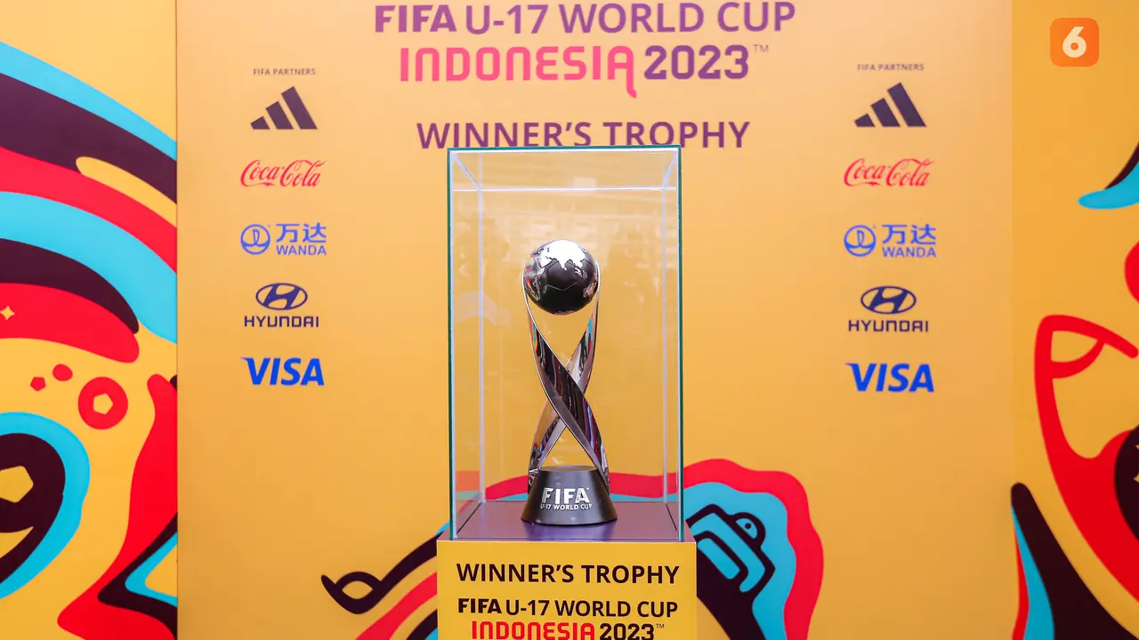 Foto: Antusiasme Warga saat Melihat Trofi Piala Dunia U-17 di Hari Bebas Kendaraan Bermotor