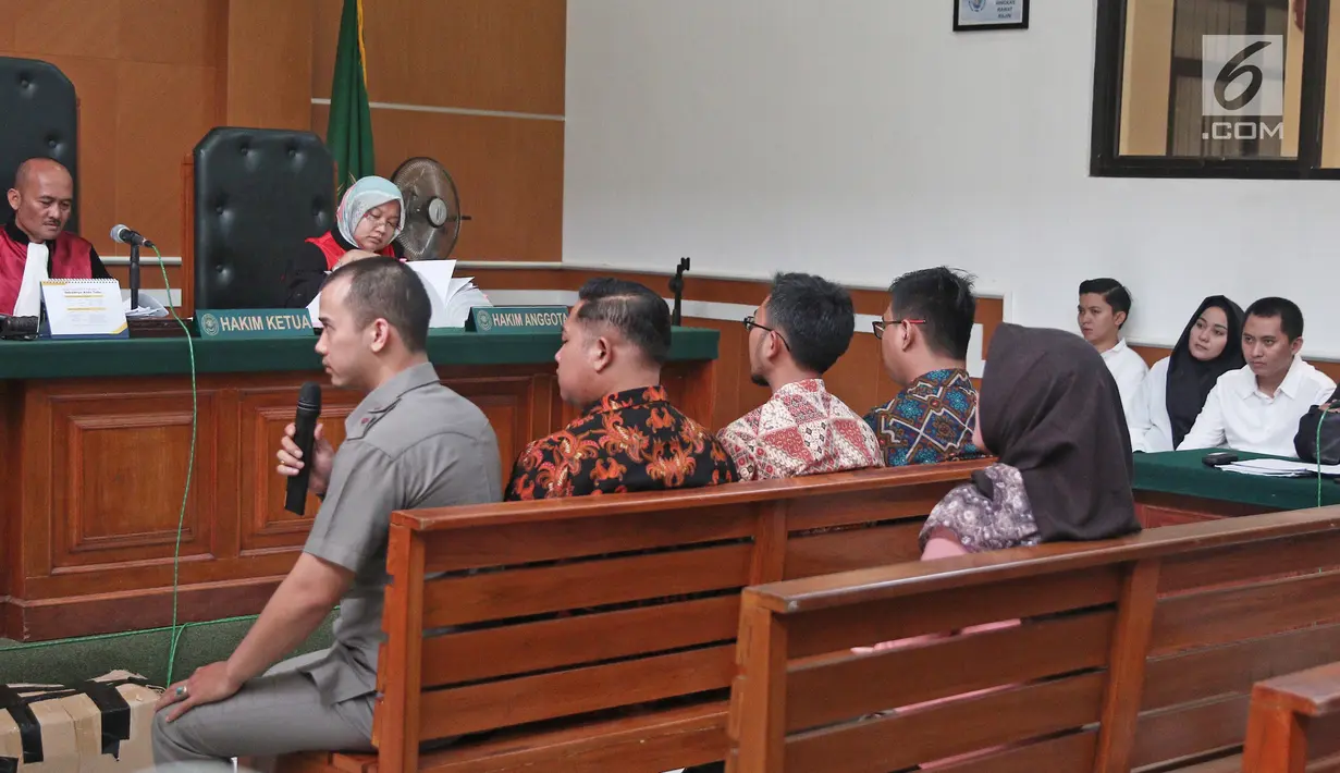 Saksi memberikan keterangan dalam sidang lanjutan kasus First Travel di Pengadilan Negeri Depok, Senin (26/3). Jaksa menghadirkan 12 saksi, salah satunya adik Direktur Utama First Travel, Andika Surachman, Agus Junaedi. (Liputan6.com/Herman Zakharia)