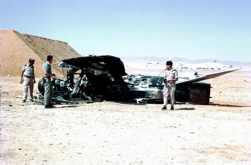Pasukan Israel memeriksa pesawat Mesir yang menjadi sasaran serangan udara Israel saat Perang Enam Hari 1967 (Wikimedia Commons)