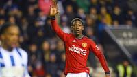 Kobbie Mainoo bermain luar biasa melawan Wigan Athletic. Pemain yang baru berusia 18 tahun itu memiliki visi bermain layaknya gelandang senior. (AFP/Paul Ellis)