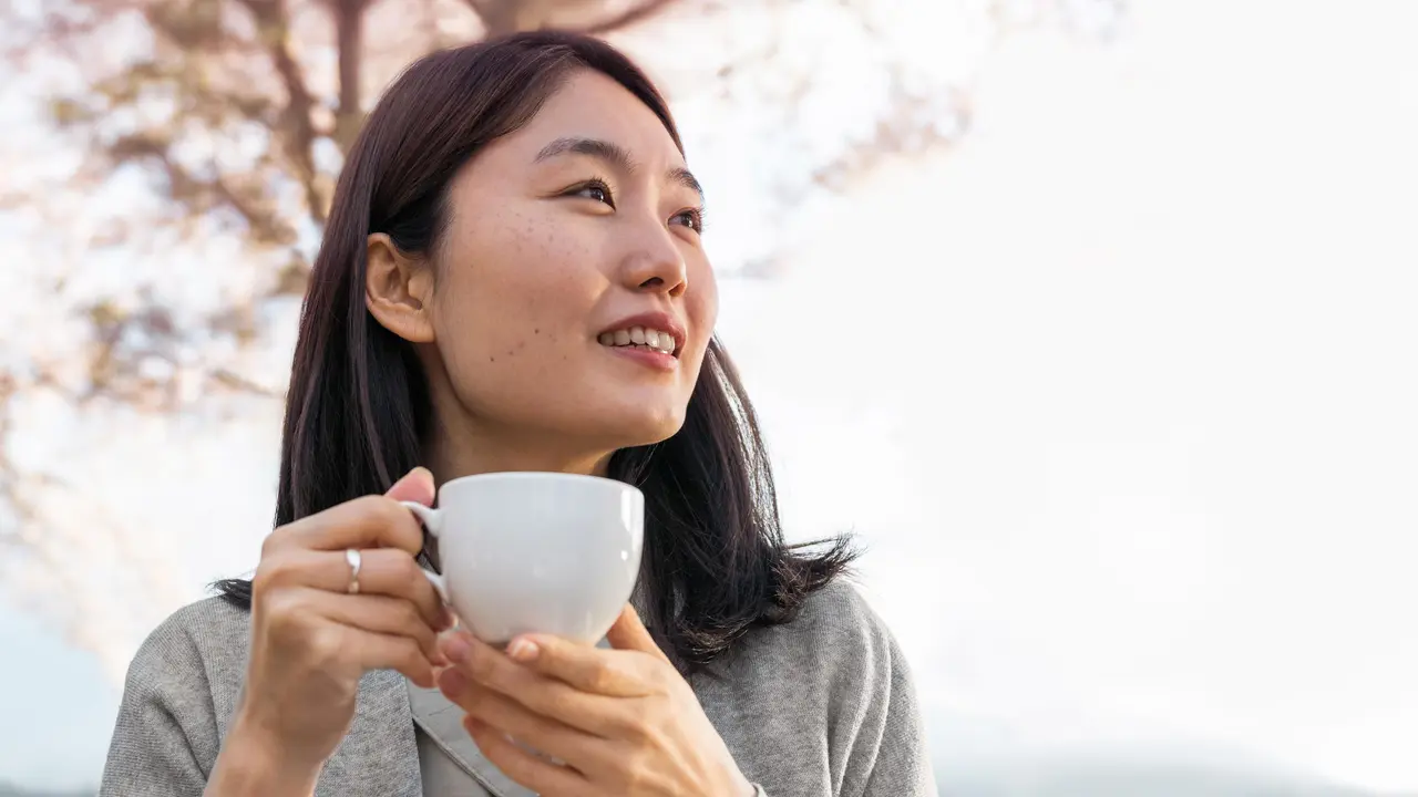 perempuan minum teh
