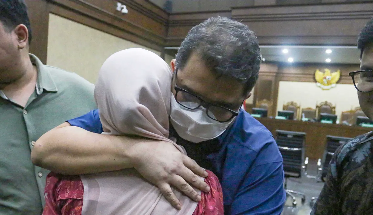 Terdakwa kasus dugaan korupsi jual beli gas antara PT PGN dengan PT IAE, Hendi Prio Santoso usai menjalani sidang pembacaan putusan di Pengadilan Tipikor, Jakarta, Kamis (20/8/2026). (KLY/ Arie Basuki)