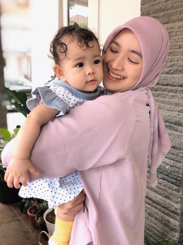 Tampil Keibuan, Ini 6 Potret Cut Syifa Saat Gendong Anak yang Tuai Pujian