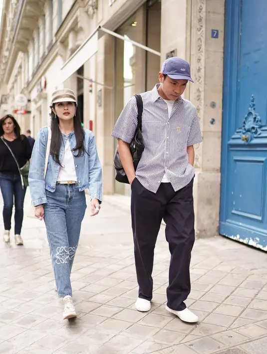 Kompak tampil dengan gaya layering. Harvey tampil kece dengan striped shirt, kaus putih, dan long pants hitam. Sedangkan Sandra tampil dengan denim on denim dan kaus putih sebagai inner.  [@sandradewi88]