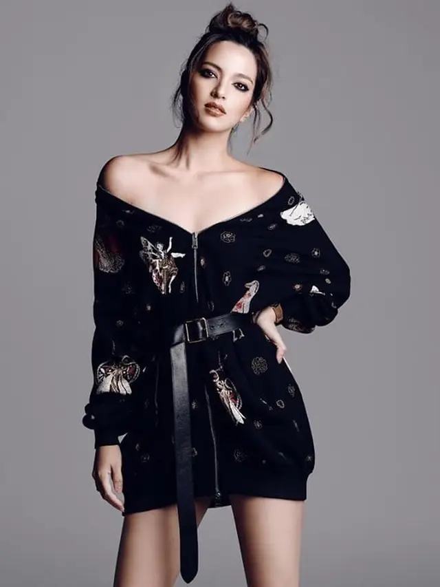 FOTO: Gaya Nia Ramadhani saat Pakai Outfit Off Shoulder, Tampil Bak Ratu