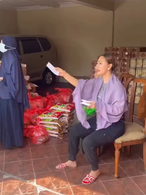 Potret Inul Daratista di Kampung Halaman, Bagi THR Sampai Habiskan Puluhan  Juta untuk Kembang Api - Entertainment Fimela.com