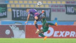 Di awal babak pertama, kedua tim sulit mengembangkan permainan. Hujan deras yang mengguyur kota Solo agak menghambat permainan kedua tim. (Bola.com/Arief Bagus)