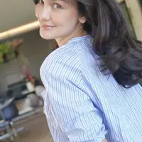 Luna pun memamerkan rambut yang tidak terlalu panjang warna hitam dengan gaya wavy di bagian bawah. [@lunamaya]