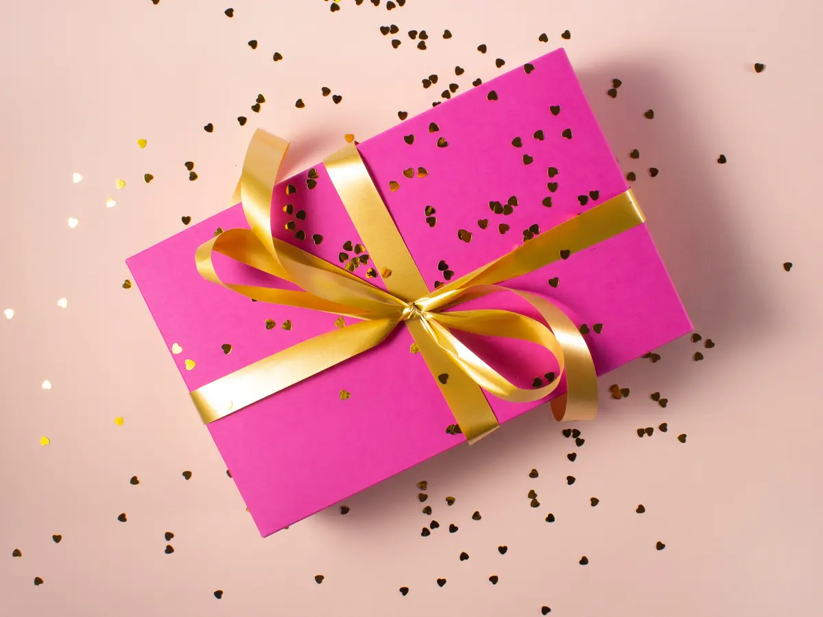 Kejutan Manis: Arti Mimpi Teman Mengirim Hadiah