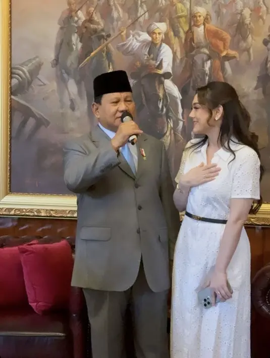 Celine  Evangelista hadir dengan dress panjang lengan pendek dipadukan belt hitamnya. Rambutnya diikat setengah dengan poni yang membingkai wajah. [@celine_evanglista]