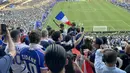 Suporter Timnas Prancis mengabadikan momen kemenangan sambil mengibarkan bendera usai Les Bleus mengalahkan Swedia 3-0 pada babak 32 besar Piala Dunia 2026 di MetLife Stadium, New York, New Jersey, Amerika Serikat, Selasa (30/6/2026) waktu setempat atau Rabu (1/7/2026) dini hari WIB. Euforia kemenangan mengiringi langkah Prancis ke babak 16 besar. (KLY Sports/Hery Kurniawan)