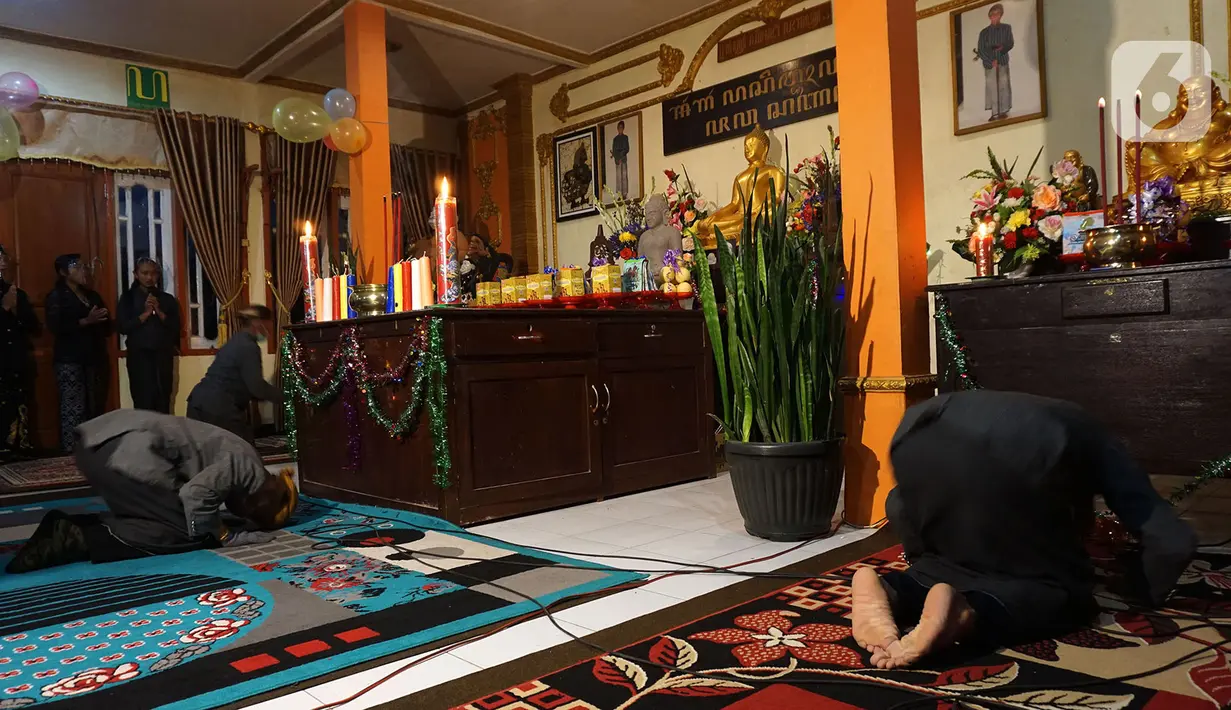 Suasana pelaksanaan upacara perayaan Hari Raya Trisuci Waisak 2565 di Vihara Paramitta, Desa Ngadas, Poncokusumo, Malang, Jawa Timur, Rabu (26/5/2021). Kesederhanaan ini terlihat dengan tidak adanya tradisi tumpeng kebuli, arak-arakan, hingga tari-tarian. (merdeka.com/Nanda F. Ibrahim)