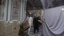 Ramadan bukan sekadar menahan lapar dan haus, melainkan momentum transformasi spiritual dan sosial. Tampak dalam foto, para jamaah Muslim tiba untuk melaksanakan Itikaf, selama sepuluh hari terakhir bulan Ramadan, di salah satu masjid, di Peshawar, Pakistan, Selasa 10 Maret 2026. (AP Photo/Muhammad Sajjad)