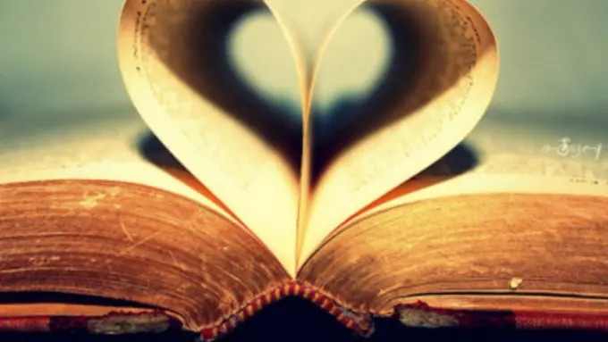 20 Hal yang Harus Dipahami Kamu yang Berpacar Seorang Kutu Buku