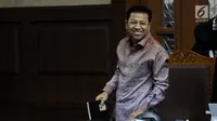 Terdakwa dugaan korupsi proyek e-KTP Setya Novanto tersenyum saat jeda sidang lanjutan di Pengadilan Tipikor, Jakarta, Senin (15/1). Sidang bergaendakan mendengar keterangan saksi. (Liputan6.com/Helmi Fithriansyah)