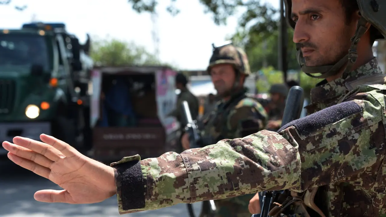 Tentara Afghanistan sedang berpatroli di Jalalabad, ibu kota provinsi Nangarhar (AFP Photo)
