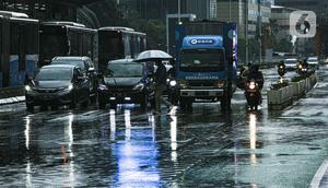 Kenderaan melintas saat hujan di Bundaran HI, Jakarta, Senin (1/11/2021). BMKG mengeluarkan peringatan dini cuaca ekstrem berupa hujan dengan intensitas sedang hingga lebat yang dapat disertai kilat atau petir, dan angin kencang untuk berbagai wilayah di Indonesia. (Liputan6.com/Faizal Fanani)