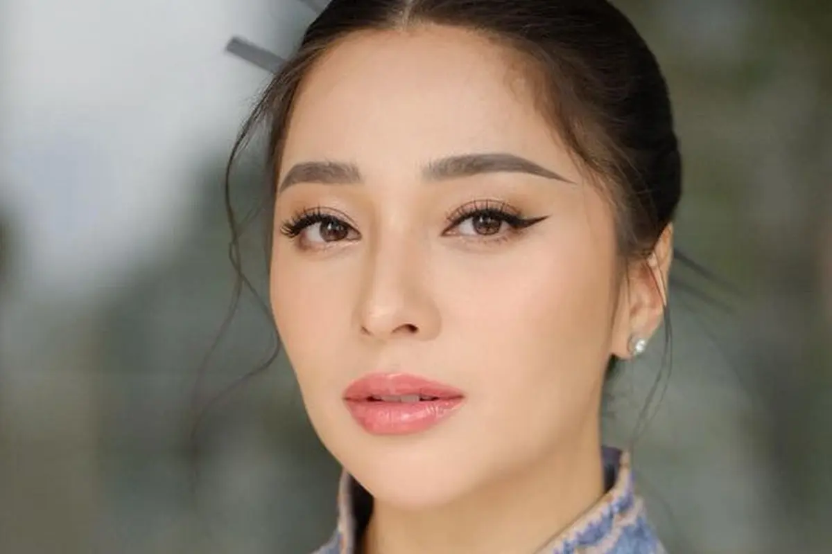Pesona Nikita Willy Dibalut Baju Chinese Qipao